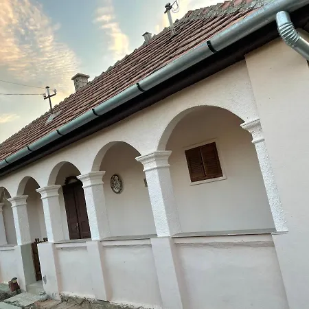 Dombos Vendeghaz Apartmán *