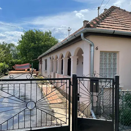 Dombos Vendeghaz Apartment Golop