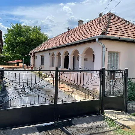Dombos Vendeghaz Apartmán *