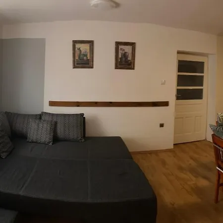 Dombos Vendeghaz Apartmán *